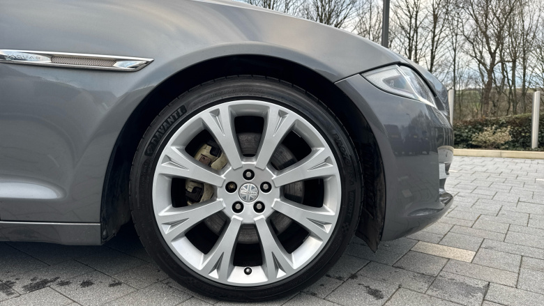 Jaguar XJ 3.0d V6 Portfolio 4dr Auto Diesel Saloon